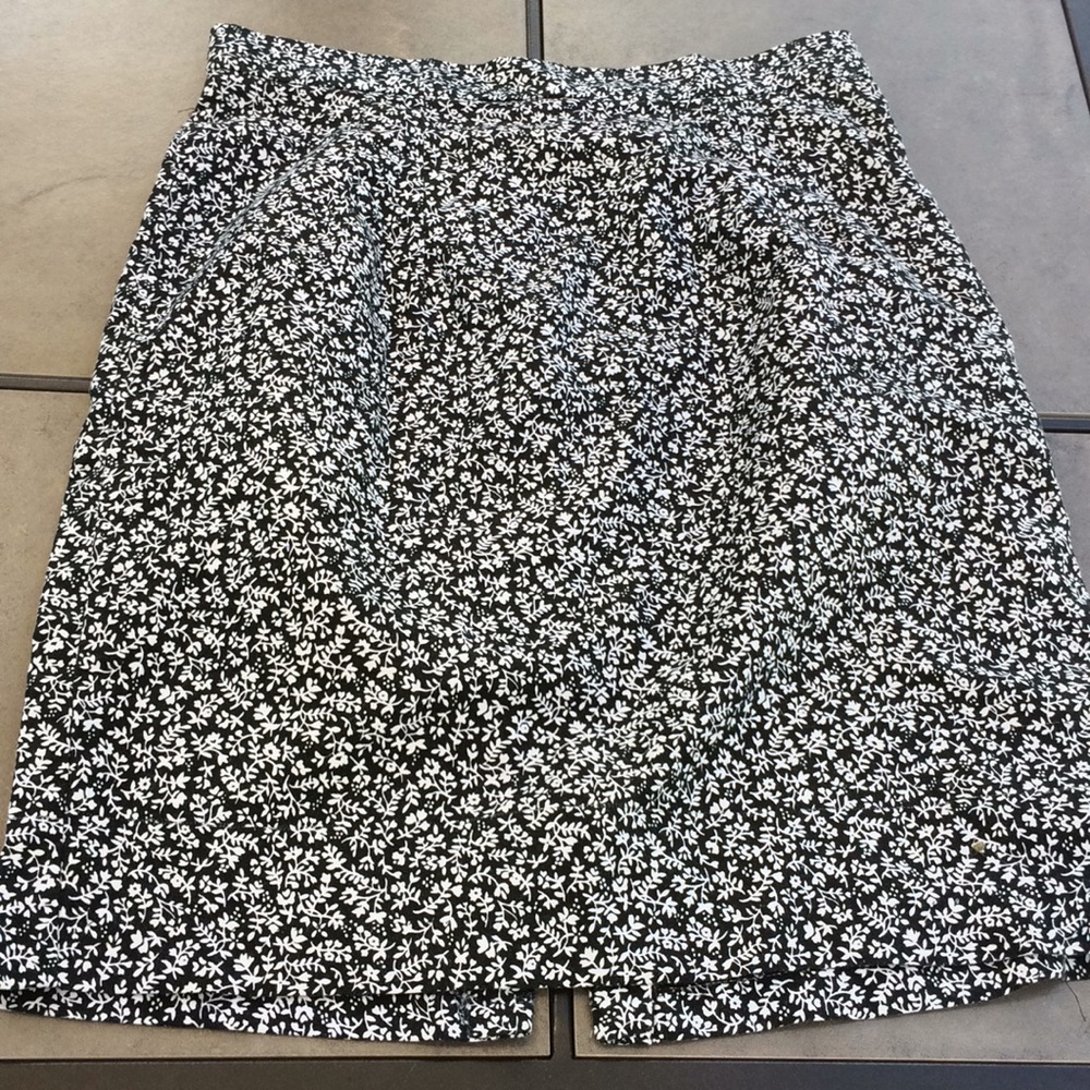 Very cute light skirt perfect for the office 💕❤️